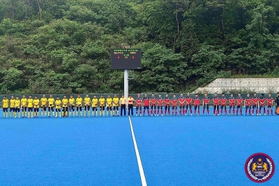 Para pemain Malaysia dan Korea Selatan sebelum aksi persahabatan di di Pusat Latihan Jingcheon, Incheon. - Foto Malaysian Hockey Confederation