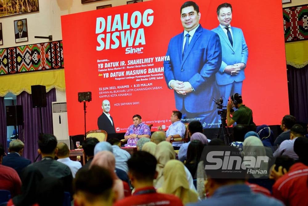 Dialog Siswa Sinar Harian bersama Timbalan Ketua Menteri III / Menteri Kerja Raya, Datuk Ir. Shahelmey Yahya (tengah) dan Pengerusi Lembaga Pembangunan Perumahan dan Bandar (LPPB) Sabah, Datuk Masiung Banah, dihoskan oleh Safwan Sawi berlangsung di Dewan Al-Bukhari, UiTM Cawangan Sabah Kampus Kota Kinabalu pada Khamis. Foto Sinar Harian / Asril Aswandi Shukor.