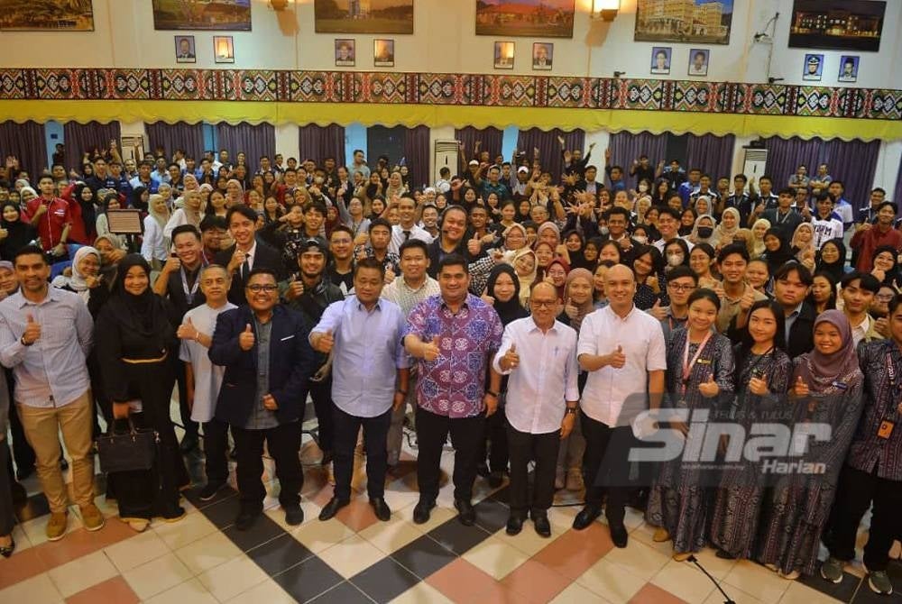 Shahelmy dan Masiung bergambar bersama hadirin selepas Dialog Siswa Sinar Harian di Dewan Al-Bukhari, UiTM Cawangan Sabah Kampus Kota Kinabalu pada Khamis. Turut hadir Ketua Pengarang Sinar Harian, Zamri Rambli dan Pengarang Eksekutif Digital Sinar Harian, Ruzy Adila Idris. - FOTO ASRIL ASWANDI SHUKOR