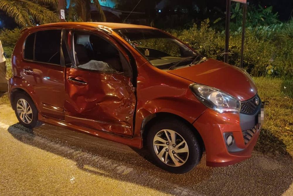 Keadaan kereta remuk akibat kemalangan di Jalan Tanjung Lumpur dekat Sungai Soi, Kuantan pada Khamis.