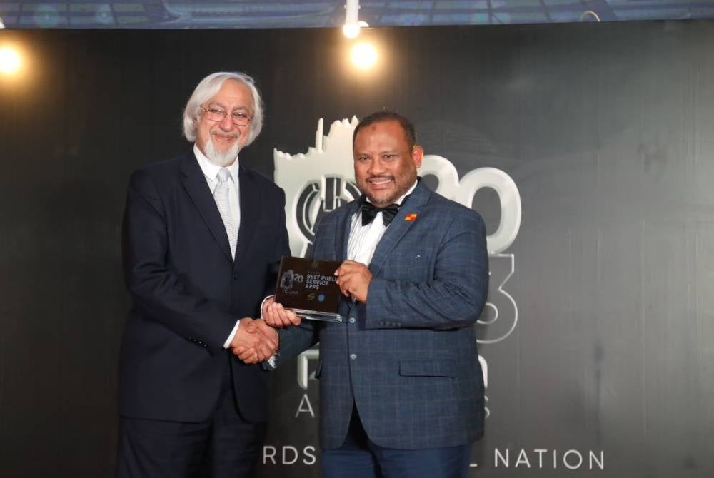 Ketua Pegawai Eksekutif Asia Pacific Institute of IT (APIIT) Datuk Parmjit Singh (kiri) menyampaikan anugerah kepada Ramli (kanan) pada majlis berkenaan.