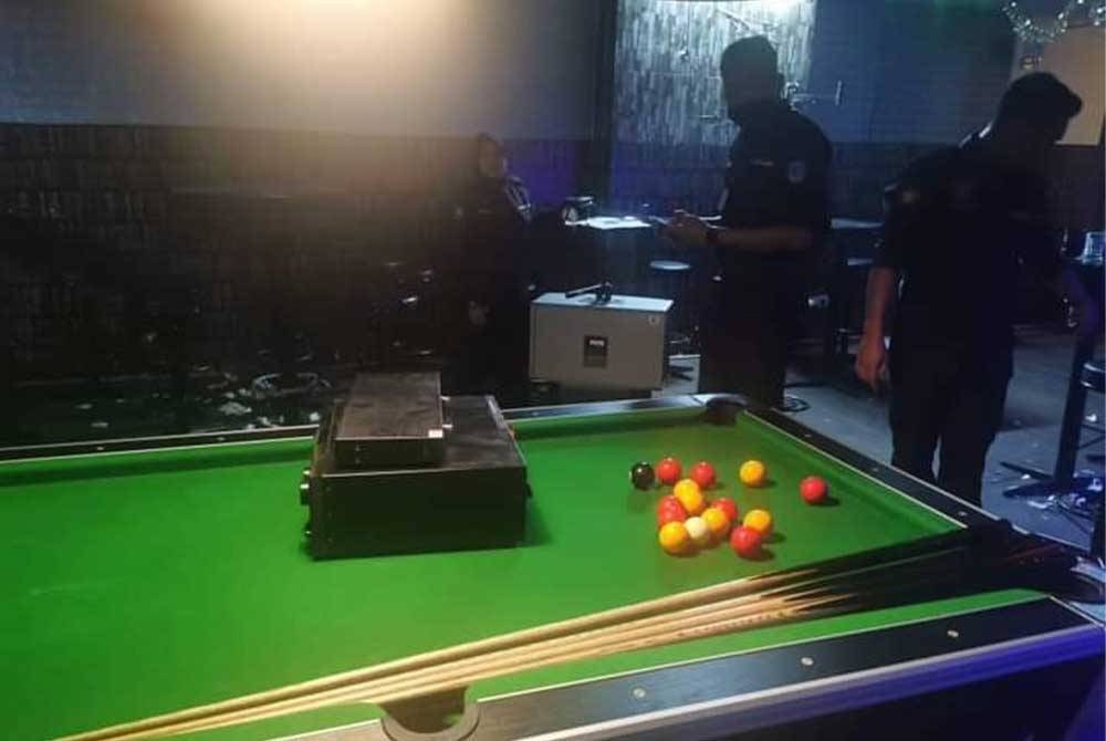 Antara barangan disita dalam operasi termasuklah set karaoke, televisyen, speaker, kayu snuker dan bola snuker
