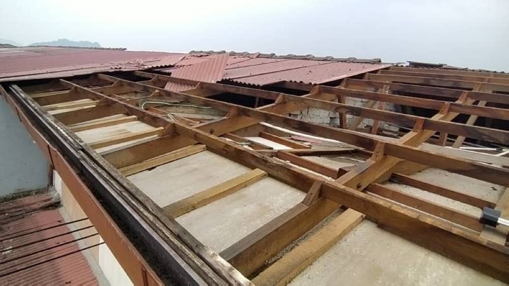 Keadaan bahagian bumbung rumah Nor Azahar yang diterbangkan ribut dalam kejadian pada petang Khamis.