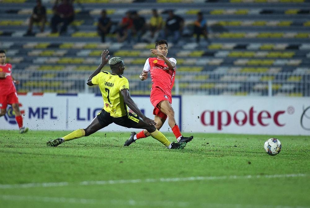 Aksi perlawanan Perak FC dengan PDRM FC di Stadium Perak pada Jumaat. - FOTO IHSAN TWITTER PDRM FC