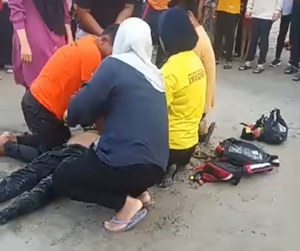 Anggota APM Bachok seramai enam orang sempat memberikan bantuan kecemasan kepada salah seorang mangsa.
