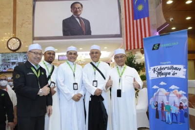 Mohd Na'im (kanan) melancarkan program Kebersihan Masyair di Makkah pada Khamis.