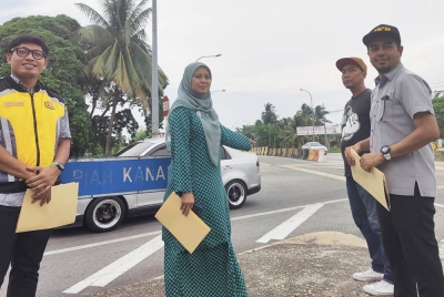 Juwairiya (dua dari kiri) bersama JKR Daerah Kuala Selangor meninjau keadaan persimpangan Jalan Teluk Piah di sini yang didakwa penduduk sebagai 'simpang maut' berikutan berlakunya kekerapan kemalangan jalan raya.