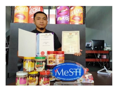 Shahrul Shafiq menunjukkan sijil halal dan sijil MESTI yang dimiliki syarikatnya bersama produk dihasilkan dengan bantuan serta bimbingan daripada STeP.