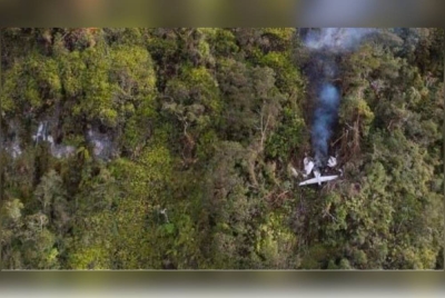 Visual pesawat yang terhempas tular di media sosial, memaparkan asap tebal dari lokasi nahas. - Foto sumber internet