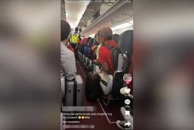 Tangkap layar video tangkapan dibuat polis dalam pesawat di Lapangan Terbang Antarabangsa Senai yang tular di aplikasi TikTok.