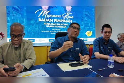 Ahmad Faizal (tengah) pada sidang akhbar diadakan di Bilik Gerakan PN Negeri Sembilan.