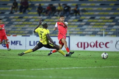Aksi perlawanan Perak FC dengan PDRM FC di Stadium Perak pada Jumaat. - FOTO IHSAN TWITTER PDRM FC