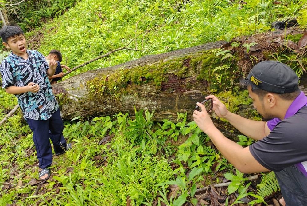 Mohammad Fairuz Faizal giat mempersiapkan diri berlatih bagi membuat persembahan syair nasihat bangsa bersempena dengan program Bicara Cilik Rasuah Busters.