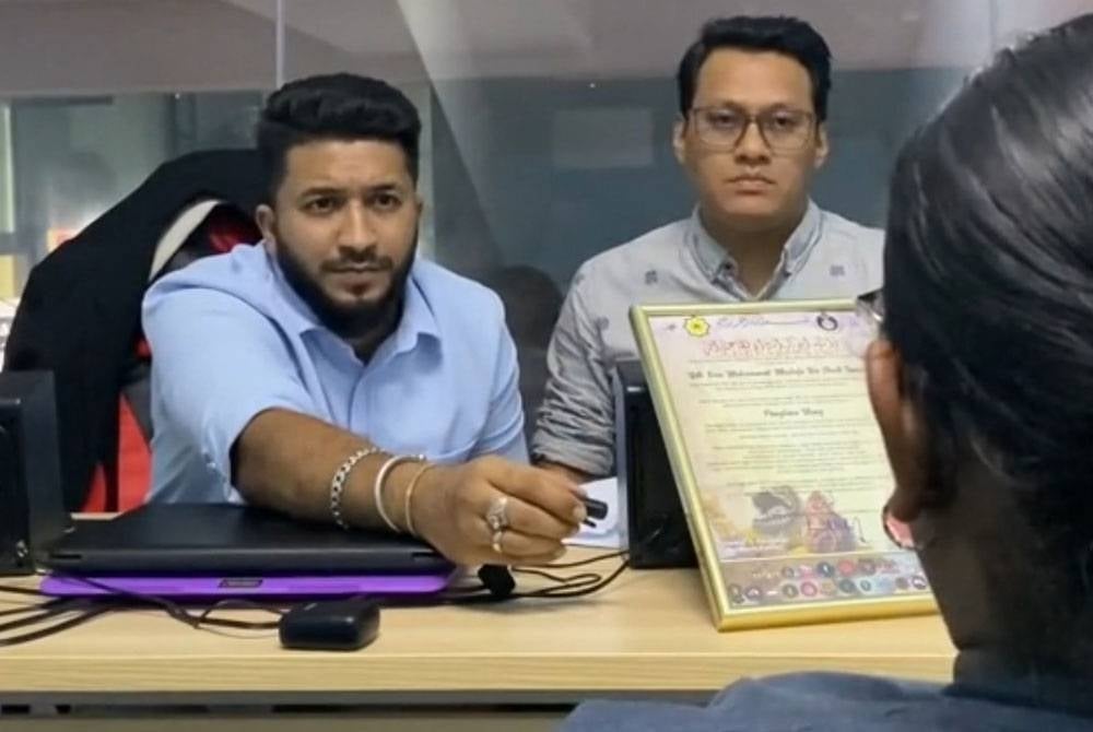 Mustafa Khan berbincang dengan seorang mangsa sindiket along.