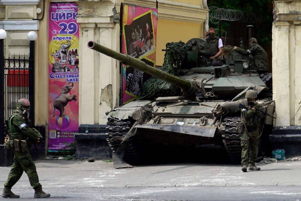 Itali memantau dengan teliti pemberontakan bersenjata oleh tentera upahan Yevgeny Prigozhin di Rusia dan meminta rakyatnya di negara itu supaya mengambil langkah berjaga-jaga. - Foto AFP