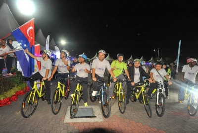 Akmal Nasrullah (kiri), turut menyertai acara berbasikal sejauh lima kilometer sempena program berkenaan.