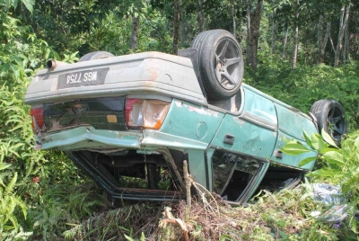 Keadaan kereta dipandu mangsa yang terbalik selepas terbabas ketika cuba mengelak sebuah lori di Kilometer
45, Jalan Pekan-Salong pada Sabtu.