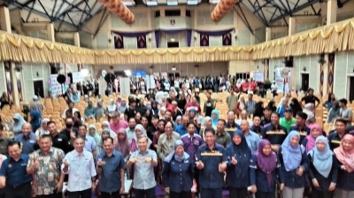 Fahmi (depan, lima dari kiri) menunjukkan 'mini love' ketika bergambar kenangan bersama warga di UiTM Cawangan Kampus Machang selepas merasmikan Jelajah Saya Digital 2023 Kelantan pada Sabtu.