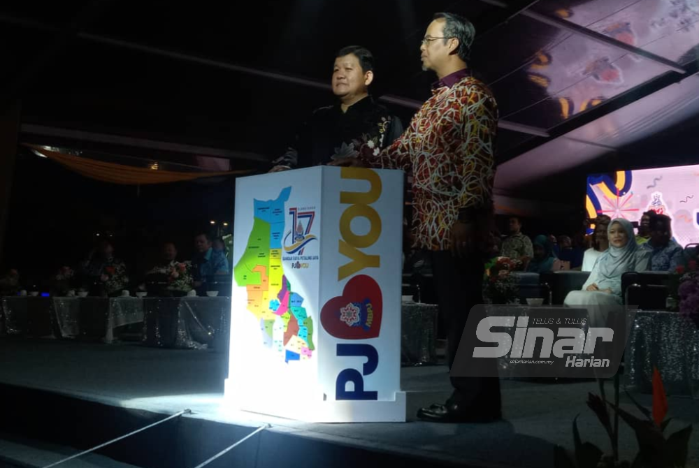 Mohamad Azhan (kanan) mengiringi Loy Sian merasmikan Majlis Perasmian Sambutan Ulang Tahun Ke-17 Petaling Jaya.