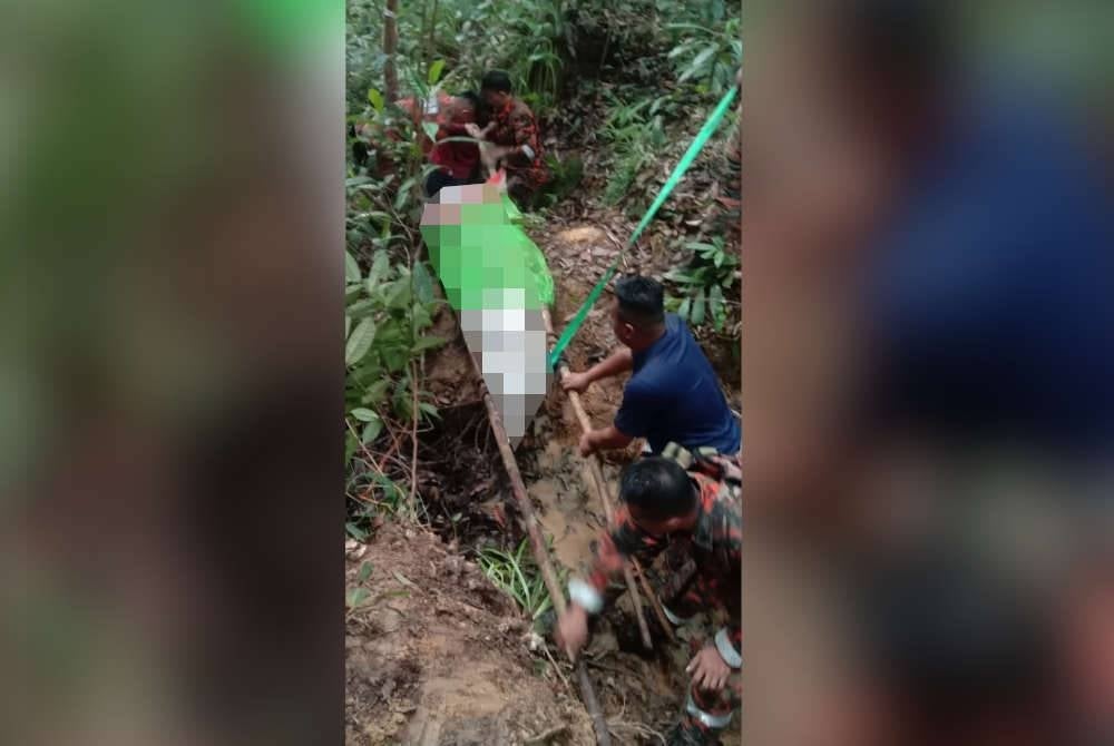 Pasukan bomba berusaha membawa keluar mayat mangsa dari hutan menggunakan 'scoop stretcher'.