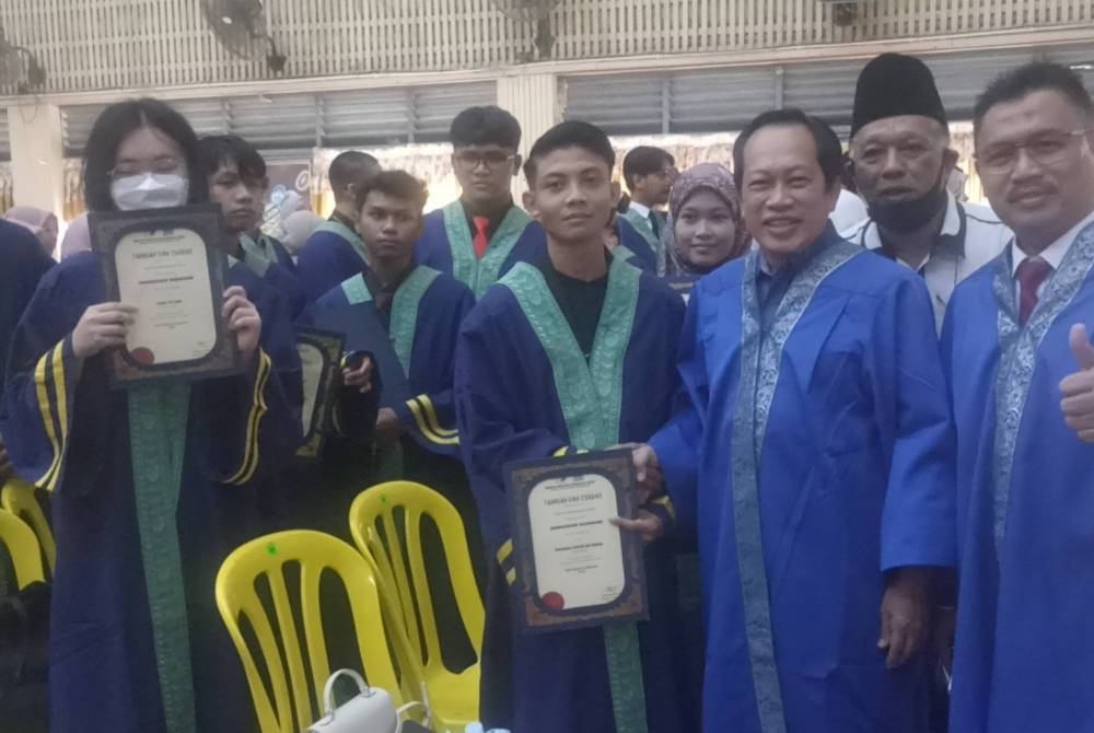 Ahmad (dua dari kanan) bergambar bersama pelajar yang memperoleh keputusan cemerlang SPM 2022 di Sekolah Menengah Kebangsaan Benut pada Ahad.