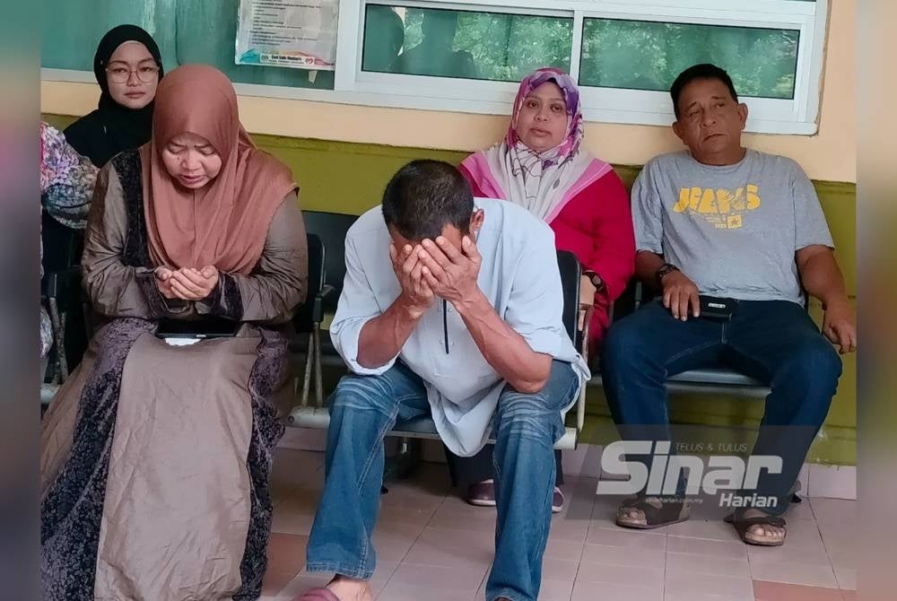 Nik Mohd Khairul Hisyam (kiri) dan Nur Baizura (dua, kiri) tidak dapat menahan sebak selepas membuat pengecaman ketiga-tiga anaknya di Unit forensik Hospital Pekan pada Sabtu.