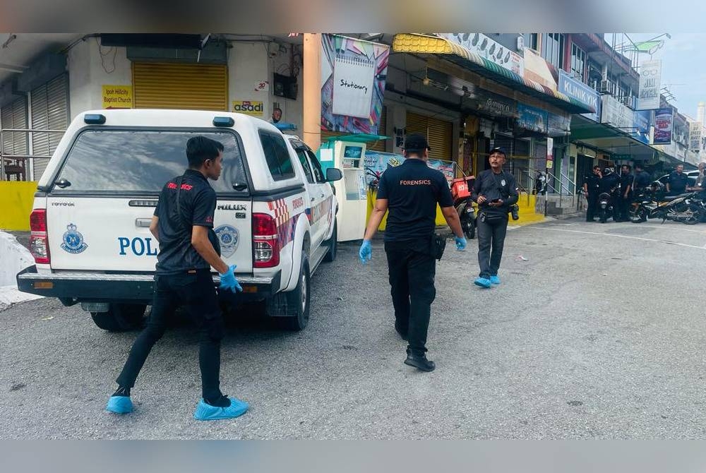 Bahagian Forensik PDRM menjalankan siasatan di lokasi kejadian bunuh melibatkan seorang wanita berusia 24 tahun di Taman Song Choon, Ipoh. - Foto Ihsan pembaca