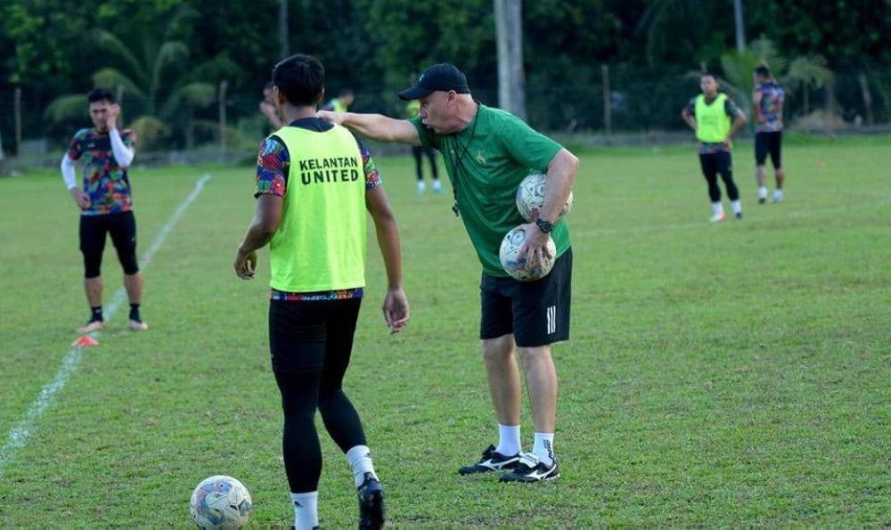 Ailton (kanan) memberikan arahan kepada pemain semasa sesi latihan Kelantan United.