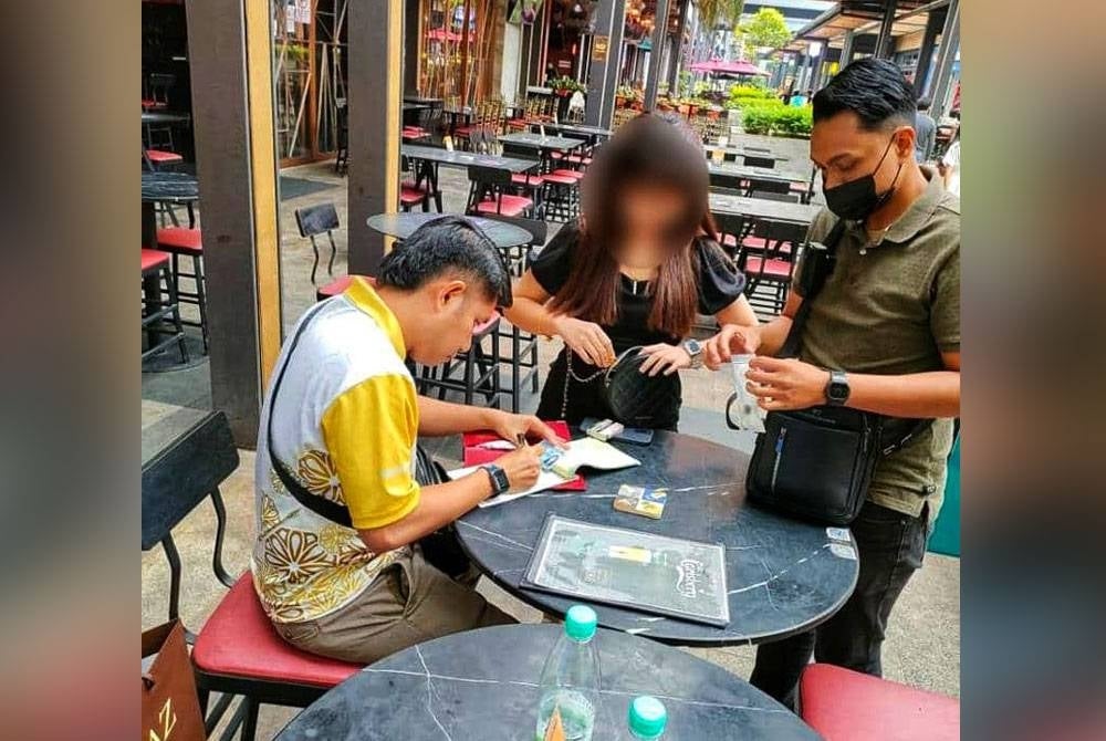 Kaum wanita turut dikesan melakukan kesalahan larangan merokok dalam operasi yang dijalankan pada Jumaat dan Sabtu lalu. - Jabatan Kesihatan Negeri Pahang