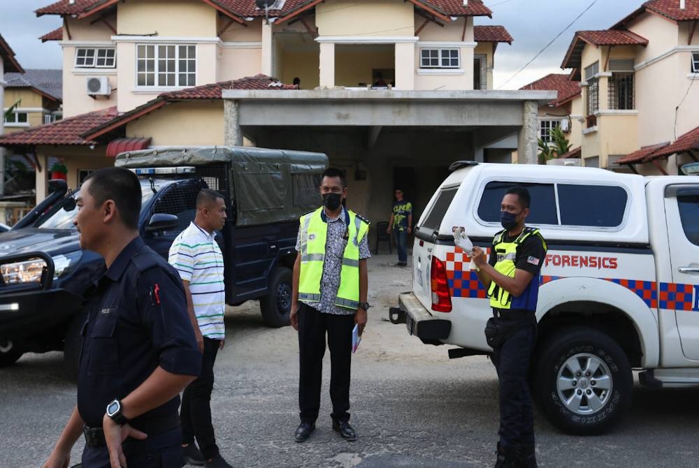 Pasukan Forensik tiba di tempat penemuan mayat.