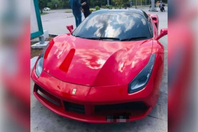 Sebuah kereta jenis Ferrari 488 Spider yang ditahan di Lebuhraya Guthrie pada Khamis kerana LKM tamat tempoh. Foto: JPJ Selangor