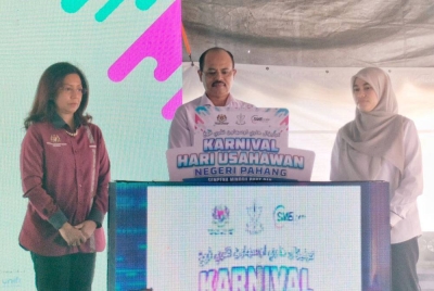 Razali (tengah) majlis penutupan karnival hari usahawan negeri Pahang sempena minggu Perusahaan Mikro, Kecil dan Sederhana (PMKS) dan Minggu Usahawan Negara (MUN) 2023 di Bazar Serambi Teruntum, di sini pada Ahad.