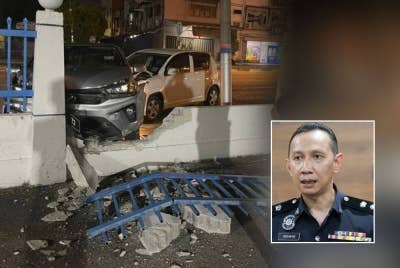 Perodua Myvi yang dipandu remaja lelaki terbabas melanggar Perodua Bezza yang sedang diparkir hingga bergerak ke hadapan dan melanggar tembok batu Balai Polis Sungai Jarom, Kuala Langat pada Sabtu. - Gambar kecil: Ahmad Ridhwan