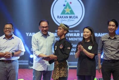 Hannah Yeoh (dua dari kanan) bersama Adam Adli dan Menteri Besar Selangor, Amirudin Shari (kiri) mengiringi Anwar (dua dari kiri) ketika melancarkan Rakan Muda Nafas Baharu di Dewan Canselor Tun Abdul Razak, UKM pada Ahad. - Foto: Bernama