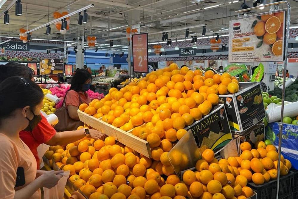 Buah oren dijual pada harga RM2.90 untuk setiap lima biji.