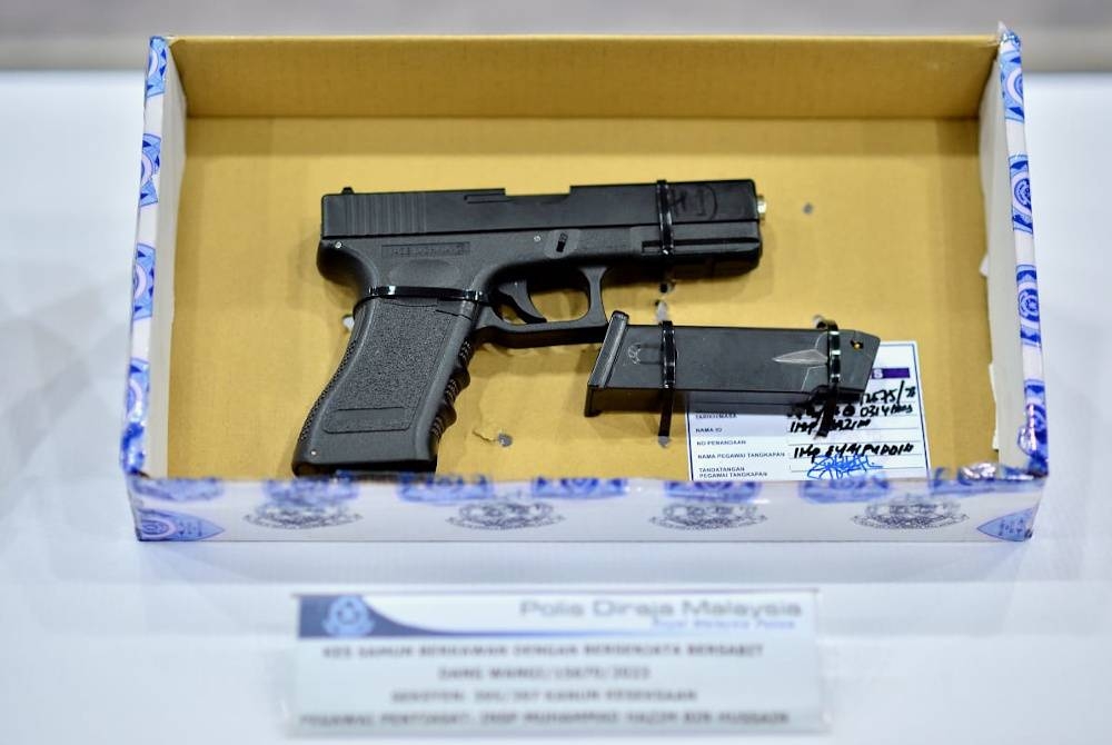 Suspek didakwa turut memiliki pistol ditahan selepas disyaki melakukan rompakan bersenjata di sebuah kediaman di Indianapolis.