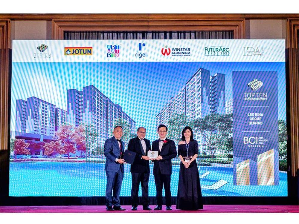 Pengurus Besar Jualan Jotun, Kenny Bi (kiri) dan Ketua Setiausaha Kementerian Kerja Raya, Datuk Seri Hasnol Zam Zam Ahmad bersama Pengurus Besar BCI Asia Malaysia, Cik Kok Sook Leng (kanan), menyampaikan anugerah kepada Pengarah Eksekutif LBS, Datuk Sri Daniel Lim Hock Sing (dua dari kanan) di BCIAA yang berlangsung di Mandarin Oriental, Kuala Lumpur.
