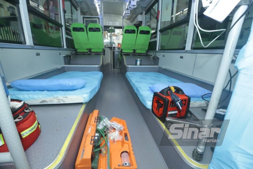 Kelengkapan dalam bas khas untuk membawa pesakit berwukuf di Arafah.