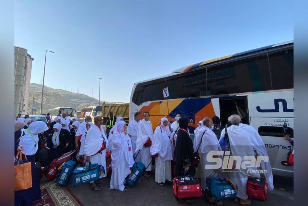 Jemaah menaiki bas untuk ke Arafah.