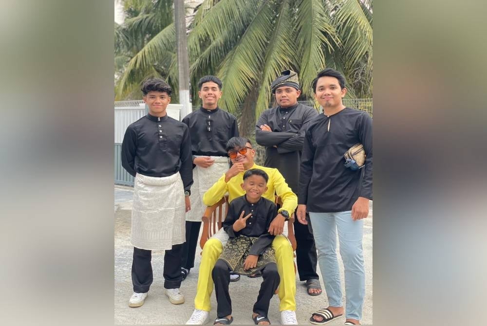 Gambar Mohd Iqmal (berbaju kuning) bersama adik beradiknya