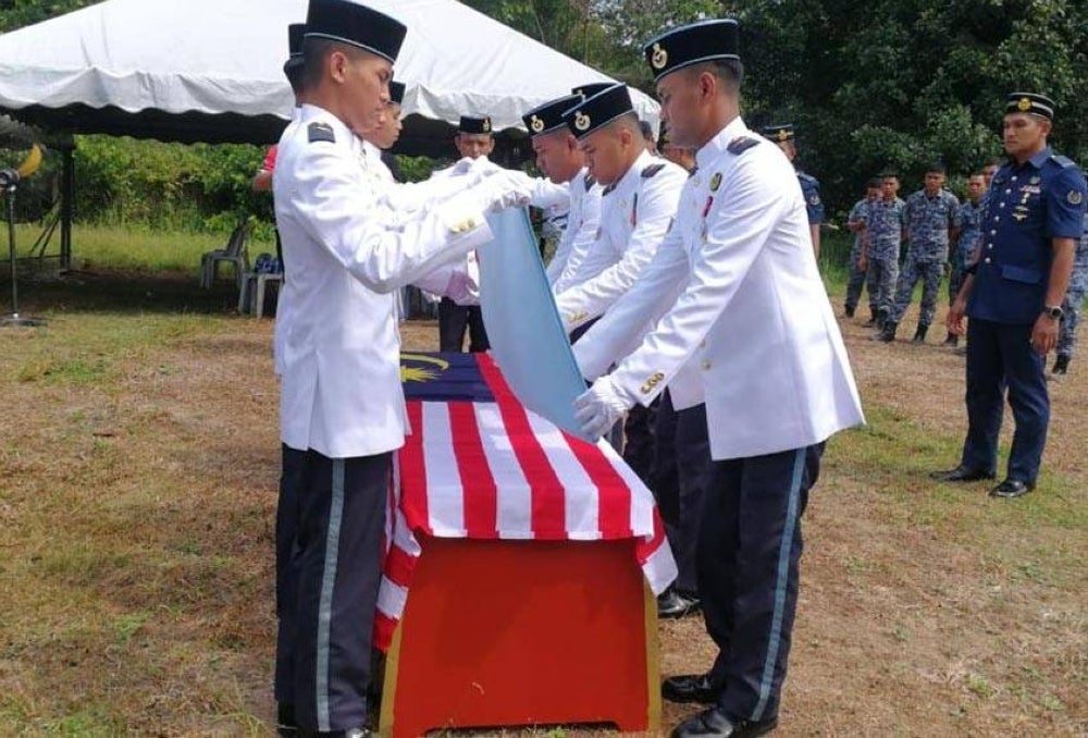 Anggota TUDM yang hadir memberi penghormatan terakhir kepada Allahyarham Koperal Udara (U) Mohd Syuib Bidin - Foto Astro AWANI