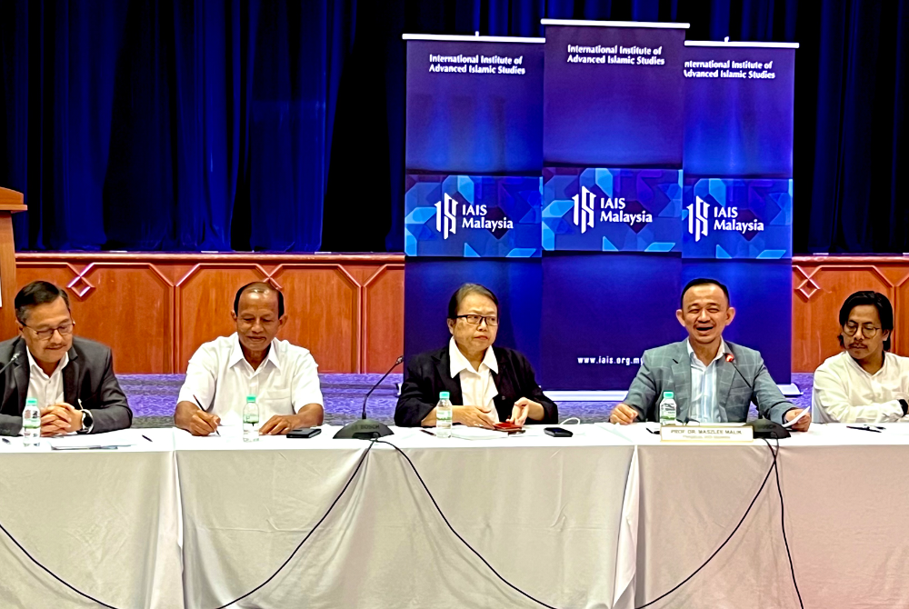 Maszlee (dua dari kanan) ketika mempengerusikan Persidangan Meja Bulat: Fenomena Keciciran Pelajar Lepasan SPM di IAIS pada Isnin.