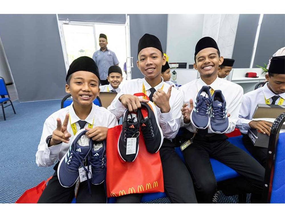 Anak-anak yatim ini cukup teruja setelah menerima sumbangan keperluan sukan.