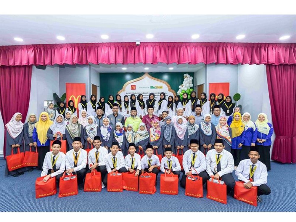 McDonald’s Malaysia turut santuni 50 anak yatim dengan sumbangan keperluan sukan.