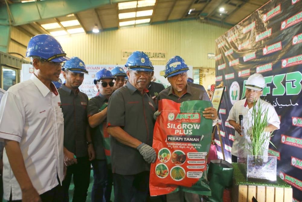 Mohamad (tengah) ketika melakukan Lawatan Kerja ke Kilang Malaysian NPK Fertilizer Sdn Bhd di Gurun, Kedah pada Isnin.