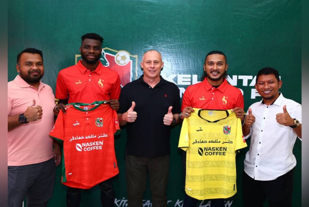 Akinade (dua dari kiri) dan Shahril (dua dari kanan) yang menyertai Kelantan United.