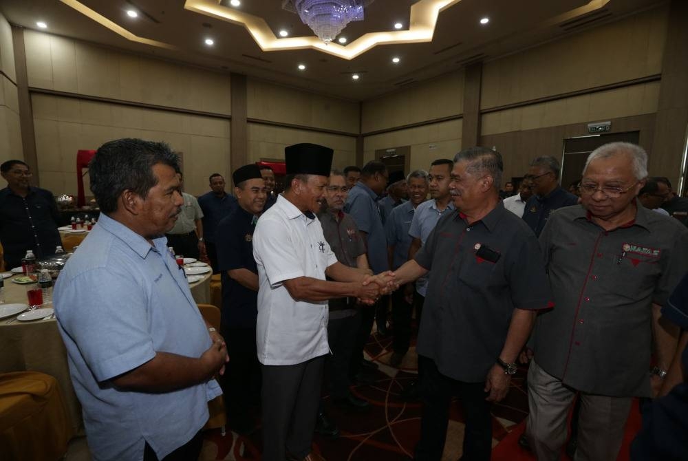 Mohamad bertemu peserta yang hadir pada pelancaran Kempen ke arah 'Zero Late Delivery' di Hotel Raia, Alor Setar pada Isnin.