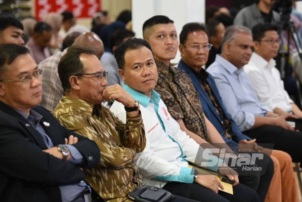 Tetamu yang hadir pada program Town Hall Rakyat bersama Menteri Sumber Asli, Alam Sekitar dan Perubahan Iklim, Nik Nazmi Nik Ahmad di Kompleks Kumpulan Karangkraf pada Isnin. - Foto SINAR HARIAN / MOHD RAFIQ REDZUAN HAMZAH