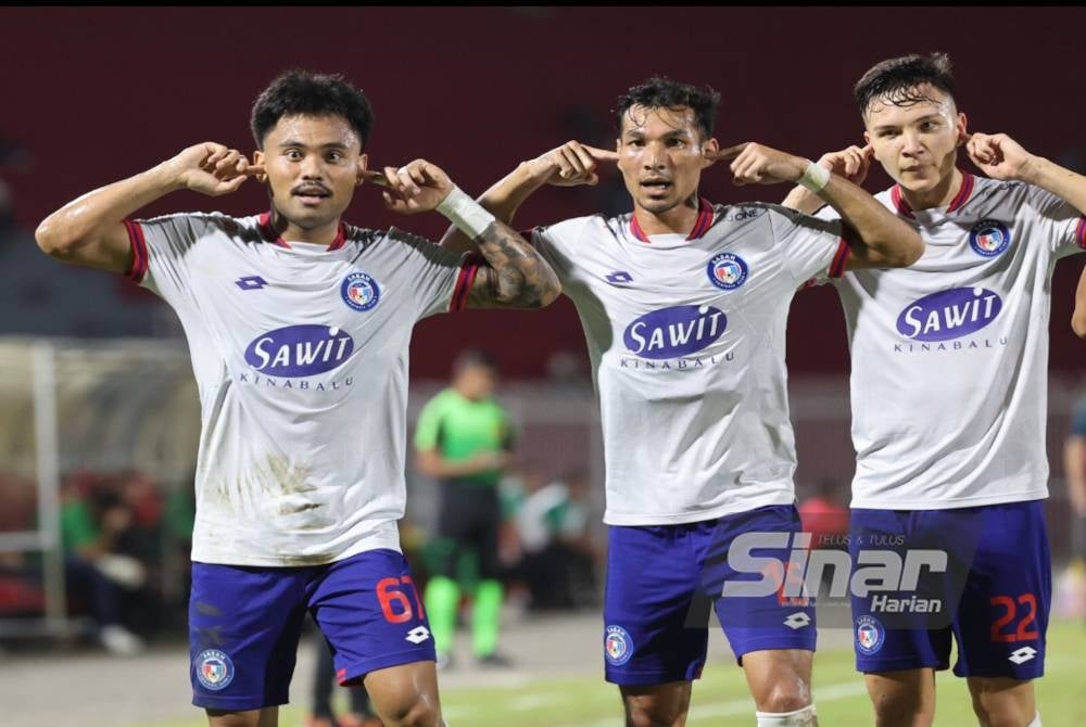 Gandingan Saddil (kiri) dan Stuart (tengah) menghasilkan tiga gol ketika berdepan Kelantan United.