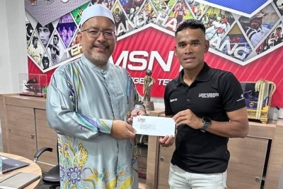 Wan Sukairi (kiri) ketika bertemu Mohd Harrif pada 22 Jun lalu bagi mengetahui permasalahan dialami atlet berkenaan. - Foto Facebook Wan Sukairi